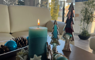 Eine brennende Kerze als Weihnachtsdekoration.