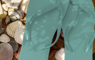 Türkisfarbene Flip-Flop-Schuhe stehen auf Muscheln.