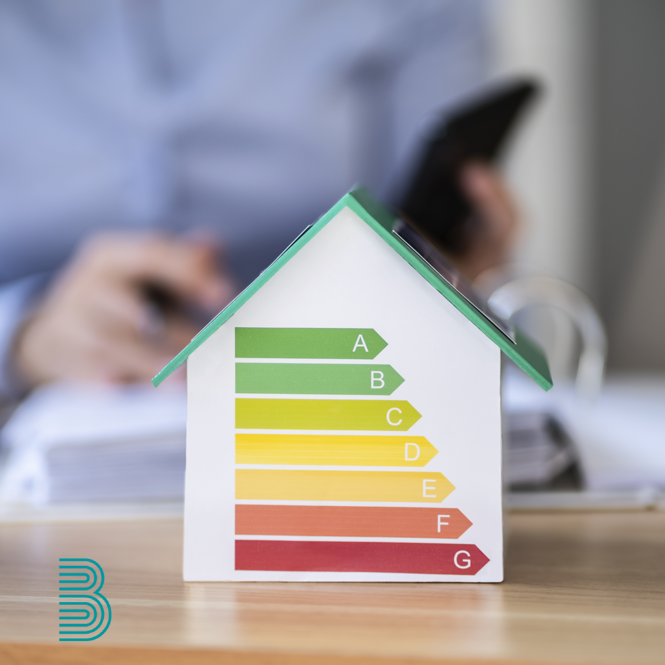 2023_10_geg Ein Modellhaus mit Energiesverbrauchs-Angaben.