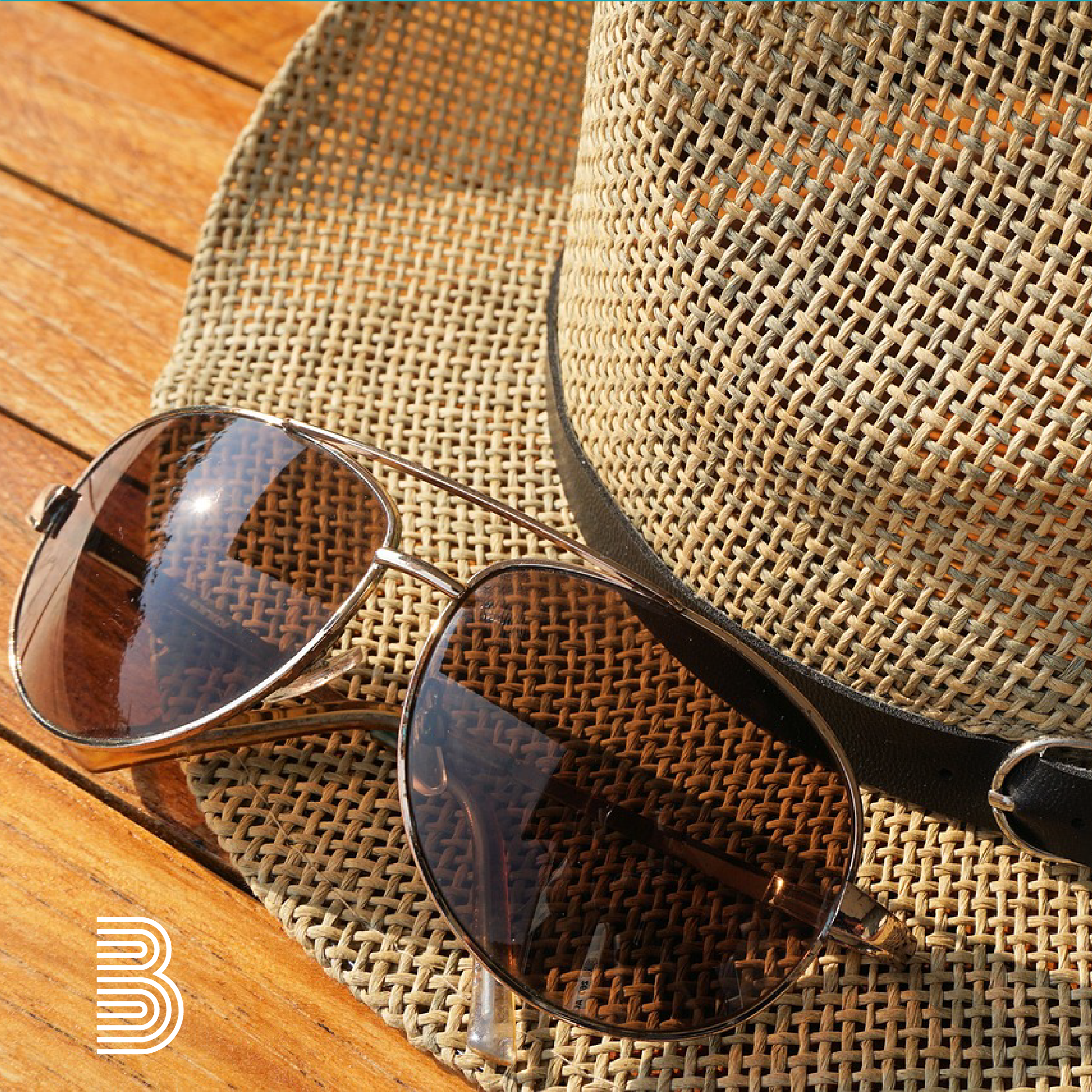 2024_07_sommer_kachel Sonnebrille liegt auf Sommerhut.