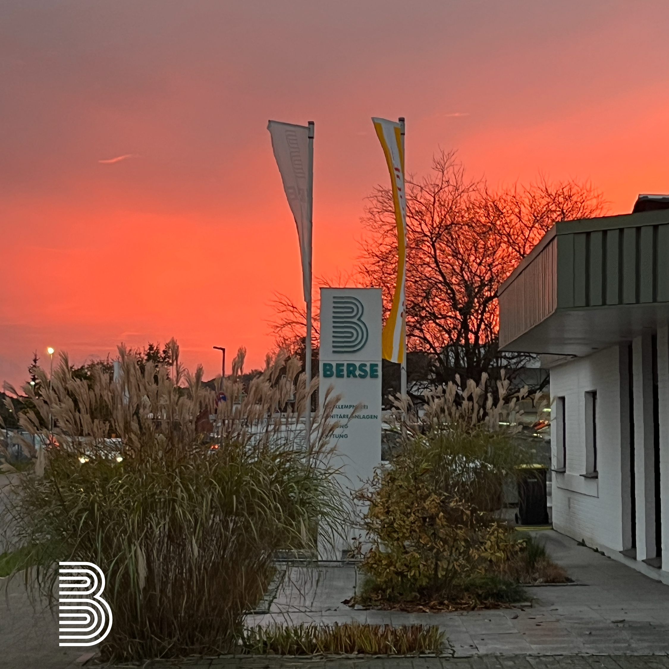 2024_10_29_sonnenuntergang Sonnenuntergang vor dem betriebsgebäude der Berse GmbH.