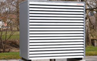 Wärmepumpe mit Außenverkleidung.