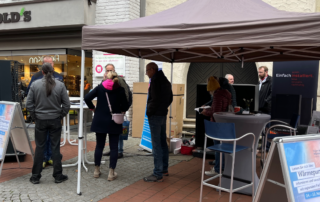 Am Stand auf dem Halterner Wochemarkt zeigten sich viele Interessierten, um sich über die Wärmepumpe zu informieren.