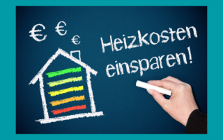 Auf einer Tafel steht mit Kreide geschrieben "Heizkosten einsparen". Daneben ist ein Haus mit Energiebalken gemalt.