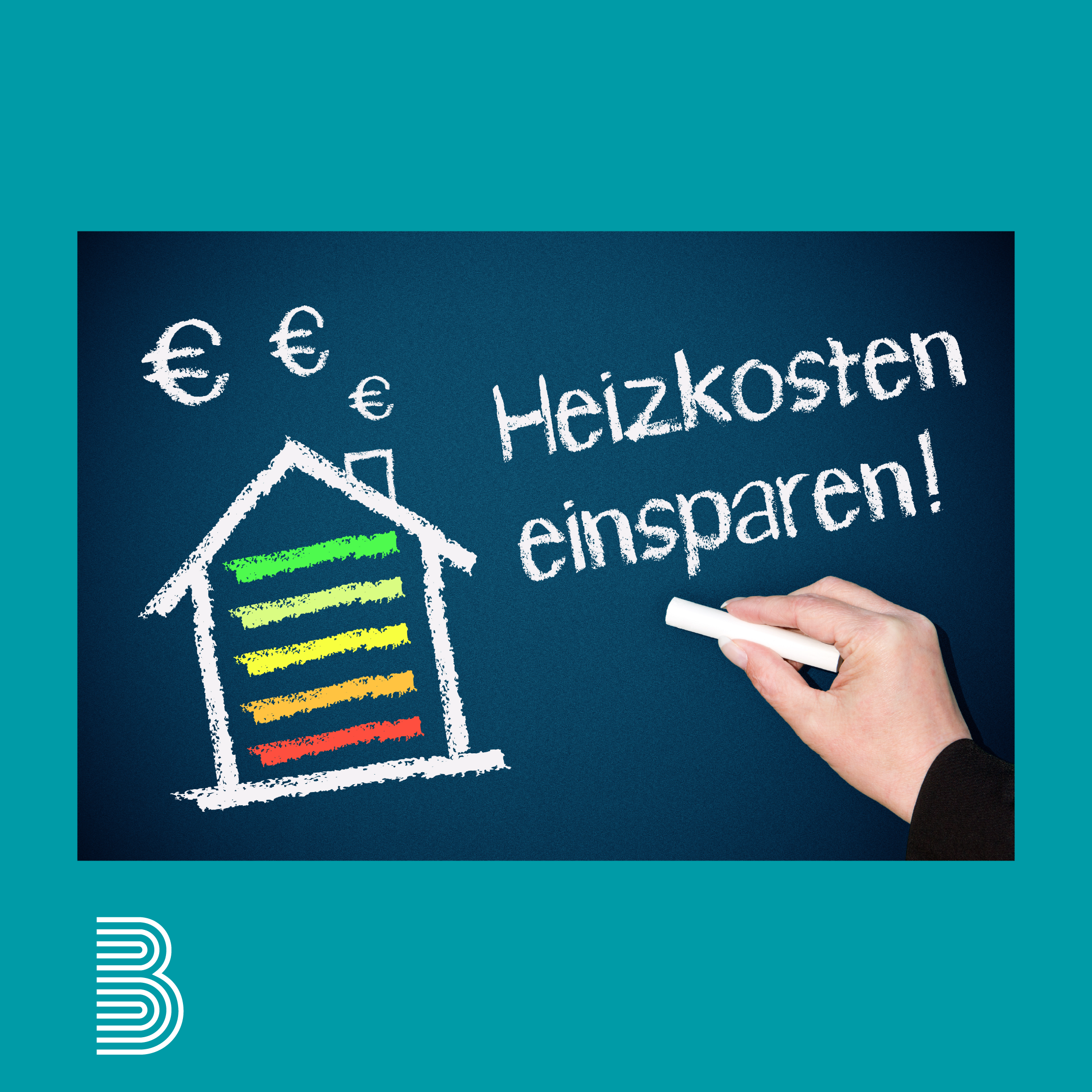 2025_01_heizkosten_sparen_kachel Auf einer Tafel steht mit Kreide geschrieben "Heizkosten einsparen". Daneben ist ein Haus mit Energiebalken gemalt.