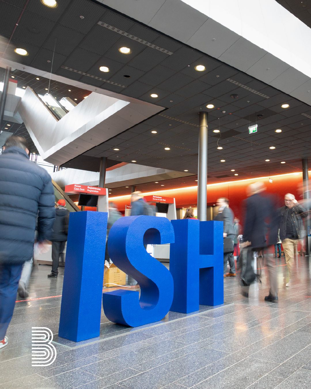 2025_02_ish Am Eingang der ISH Weltleitmesse in Frankfurt stehen die große Buchstaben I, S und H.