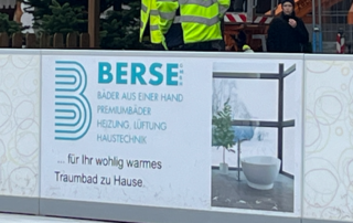 Aufbauarbeiten der Schlittschuhbahn in haltern. Die ersten Bandenwerbungen stehen schon.