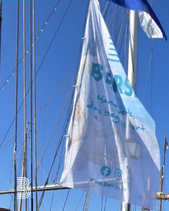 Flagge der Berse GmbH auf einer Tjalk.