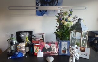 Geschenke stehen auf einem Tisch.