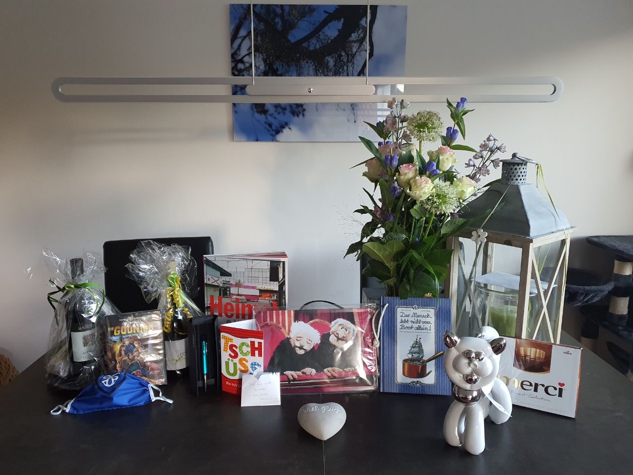 Geschenke stehen auf einem Tisch.