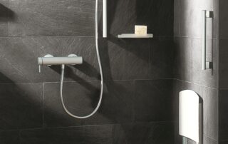 Eine Dusche mit in der Wand montiertem Duschsitz.