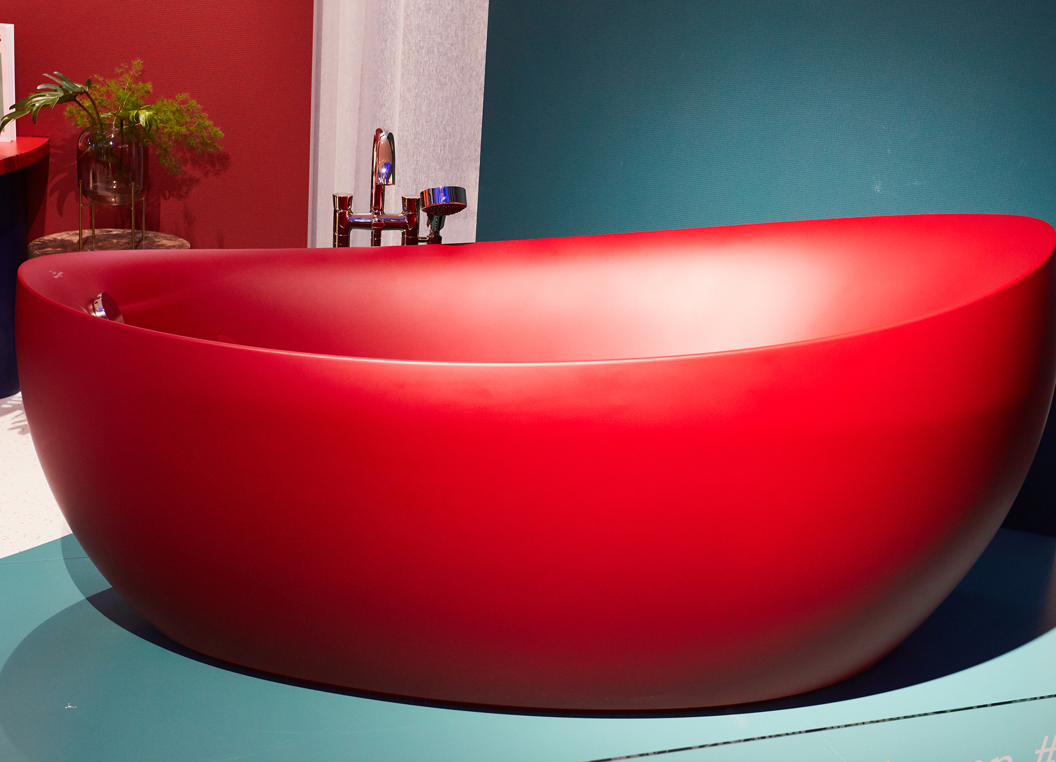 4762_vds_farbtrend_buntheit Eine knallrote Badewanne.