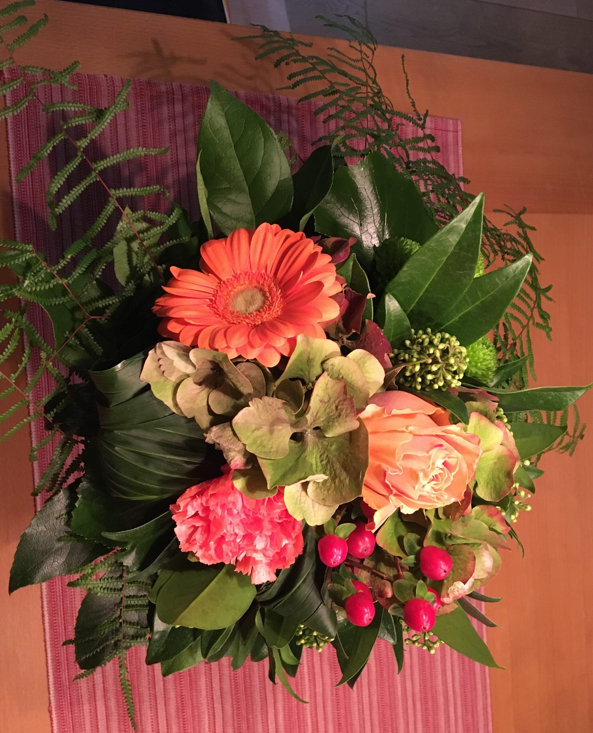 59587813284__4981fab9-babd-4f88-9b8f-bbc5e372c619 Ein Blumenstrauß.