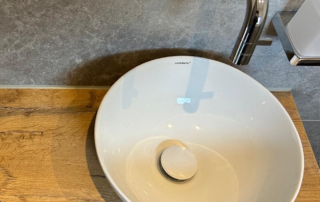 Im Gäste-WC gab es einen neuen Waschplatz aus Holz in ansprechendem Design.