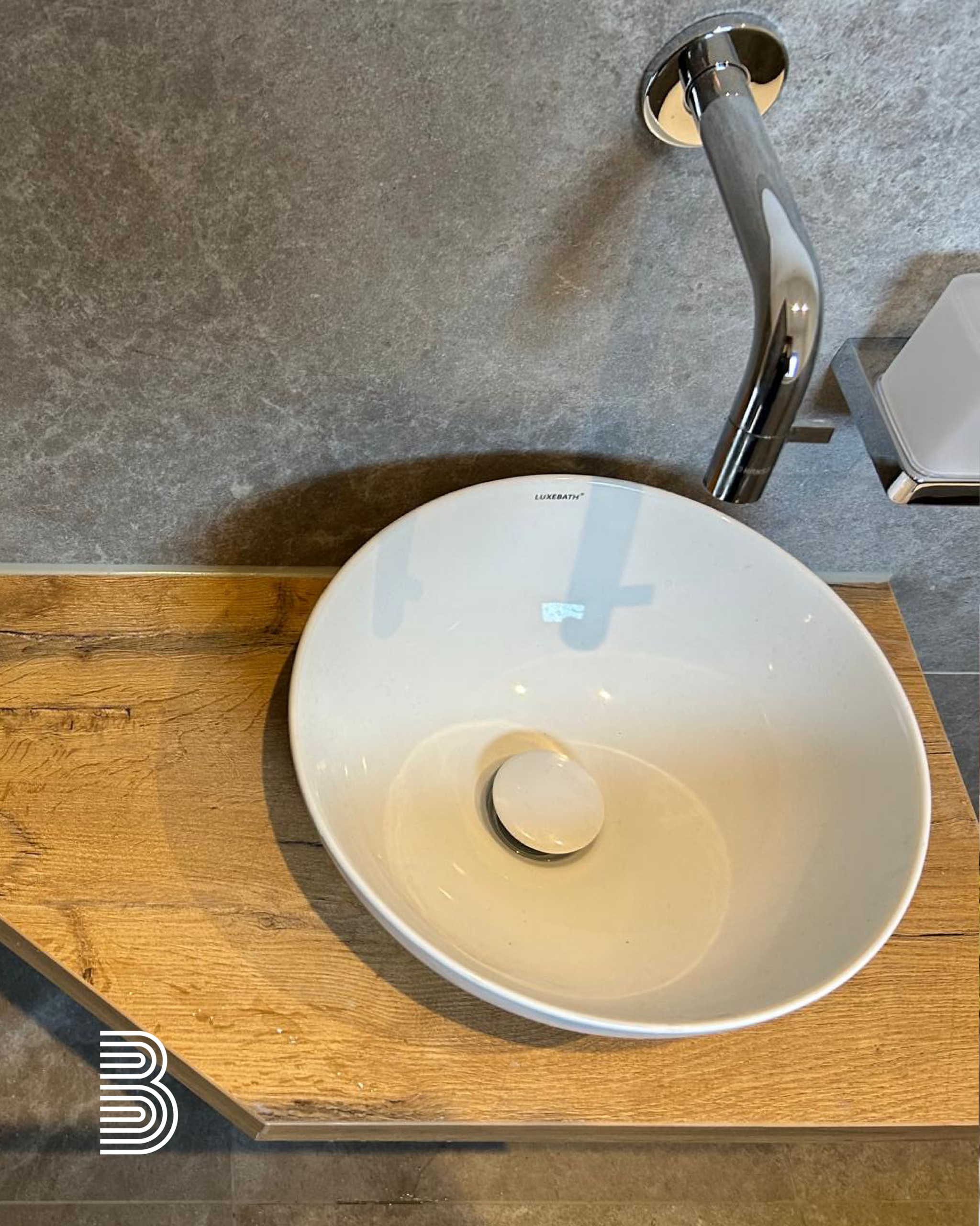 Im Gäste-WC gab es einen neuen Waschplatz aus Holz in ansprechendem Design.