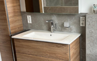 Im Badezimmer bietet ein hochwertiger Waschtisch viel Stauraum.