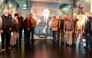 Gäste des Besuchertags bei Viessmann haben sich aufgereiht für ein Foto.