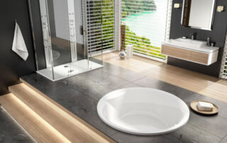 Runde Badewanne in einem Badezimmer.