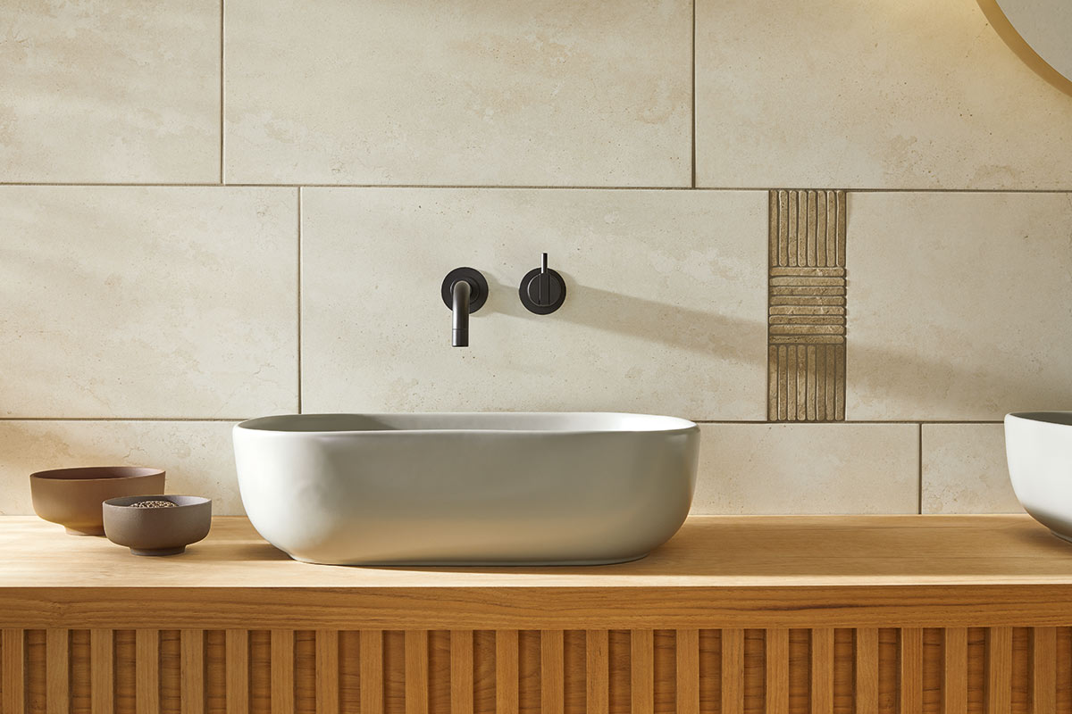 Wandfliesen in einem Badezimmer vor einem Waschbecken.