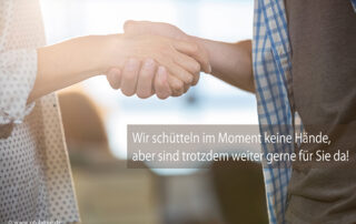 Zwei Hände schütteln einander.