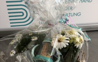 Ein hübsch verpackter Geschenkkorb mit Babysachen darin.