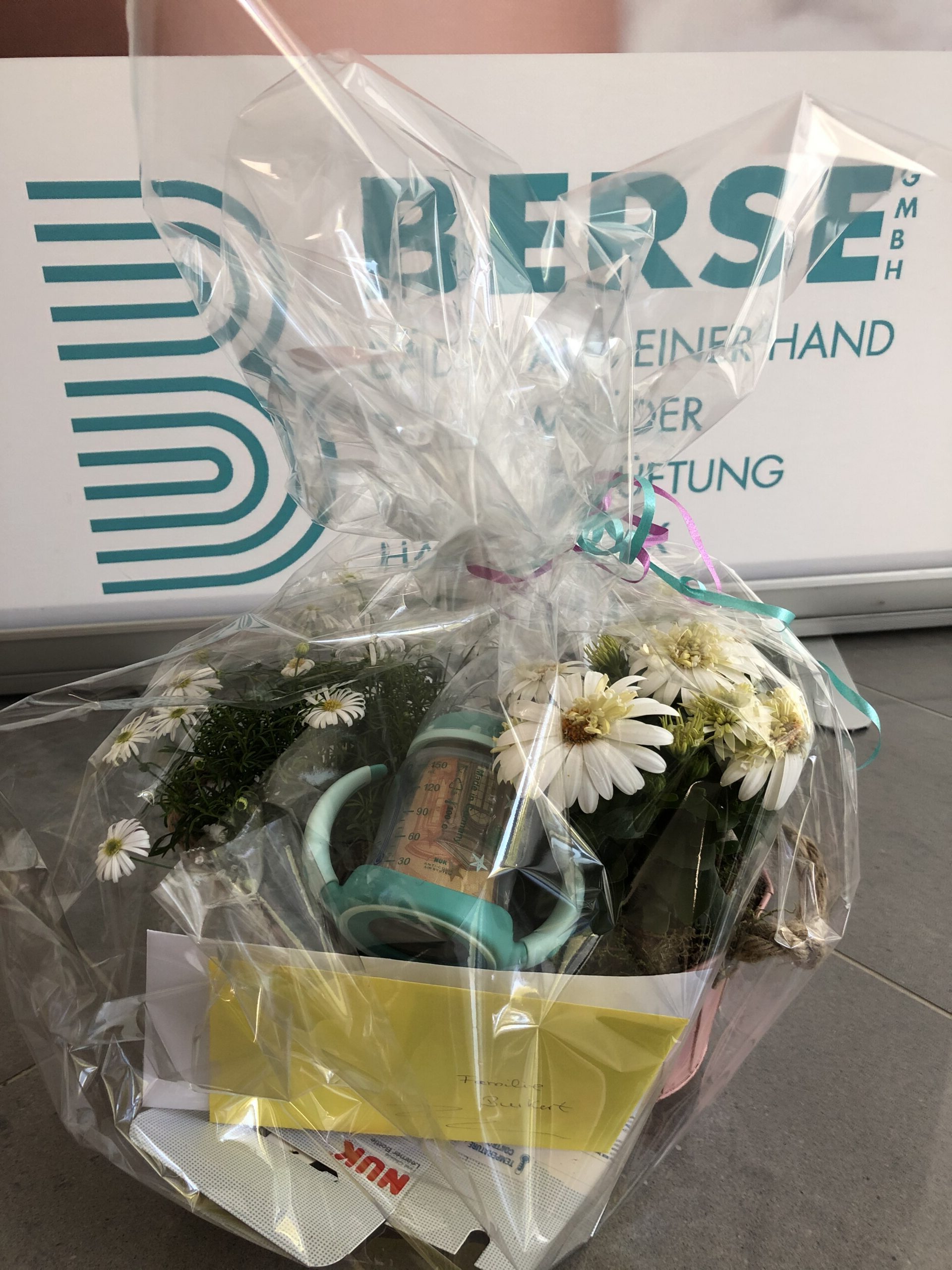 gedreht_babygeschenkkorb_img_7586 Ein hübsch verpackter Geschenkkorb mit Babysachen darin.