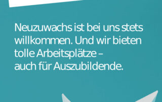 Ein Papierschiffchen vor türkisem Hintergrund und die Aufforderung: Komm an Bord!