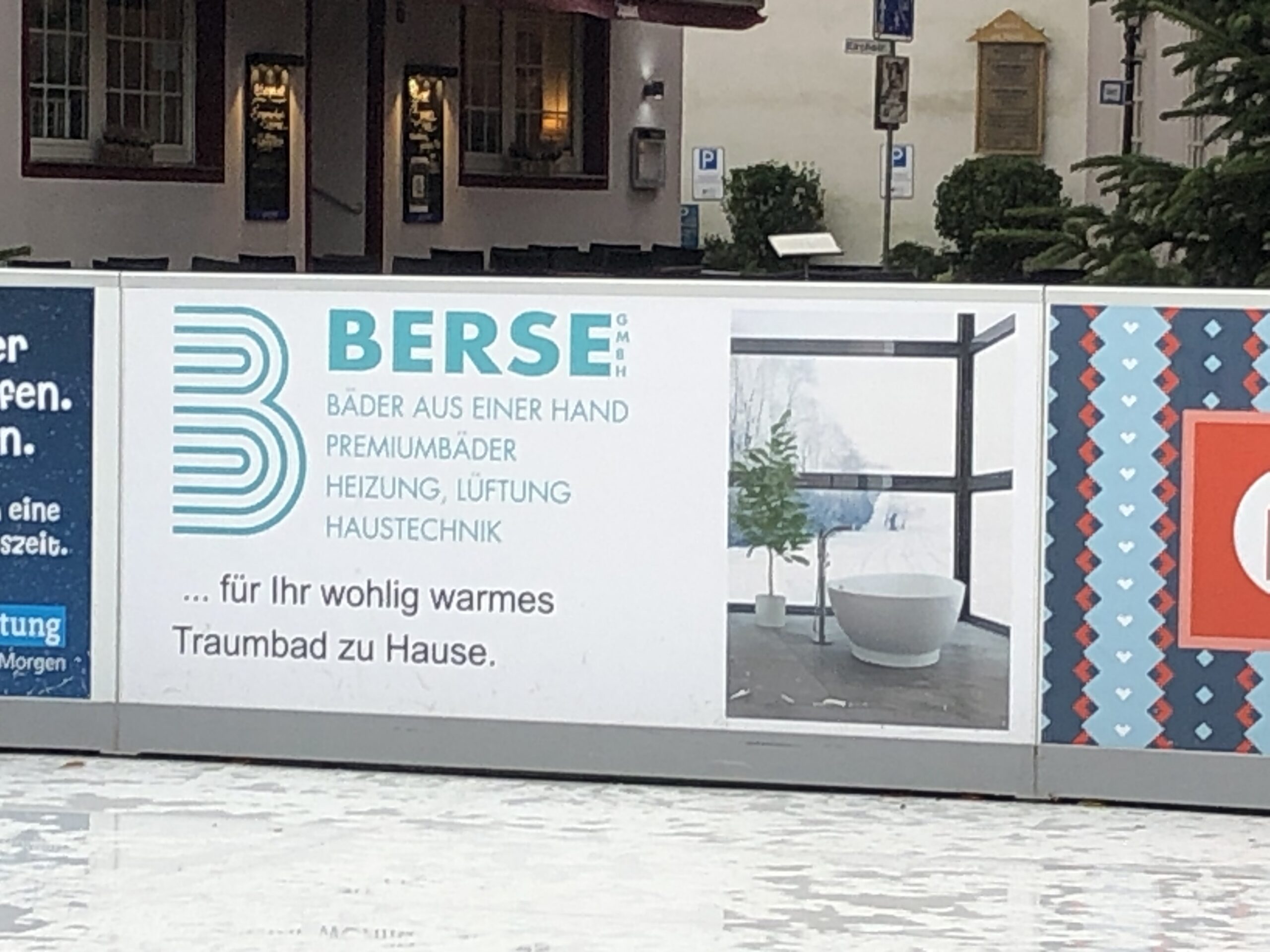 img_0721 Bandenwerbung der Firma Berse auf der Eisbahn am Nikolausmarkt.