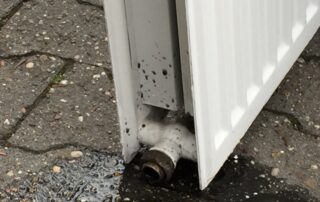 Aus einem Heizkörper läuft