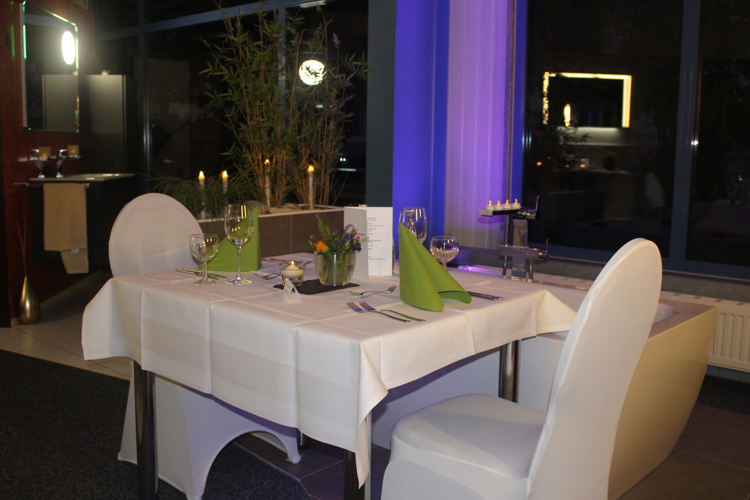 img_4425_ Festlich gedeckte Tafel in außergewöhnlichem Ambiente.