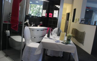 Stivoll gedeckte Tafel in ungewöhnlichem Ambiente - der Badausstellung von Elements.