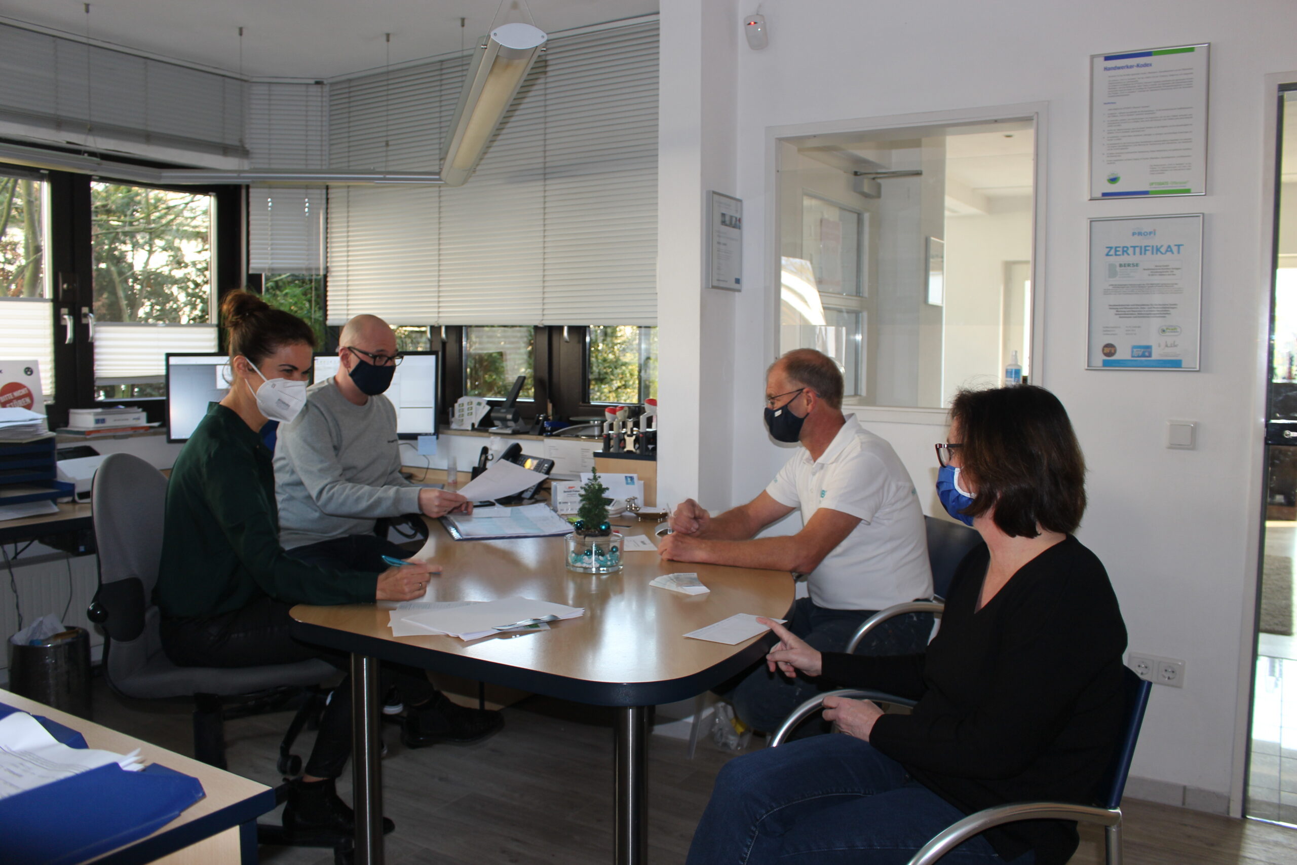 img_8549 Coaching-Situation in der Firma Berse. Menschen sitzen gemeinsam an einem Tisch.