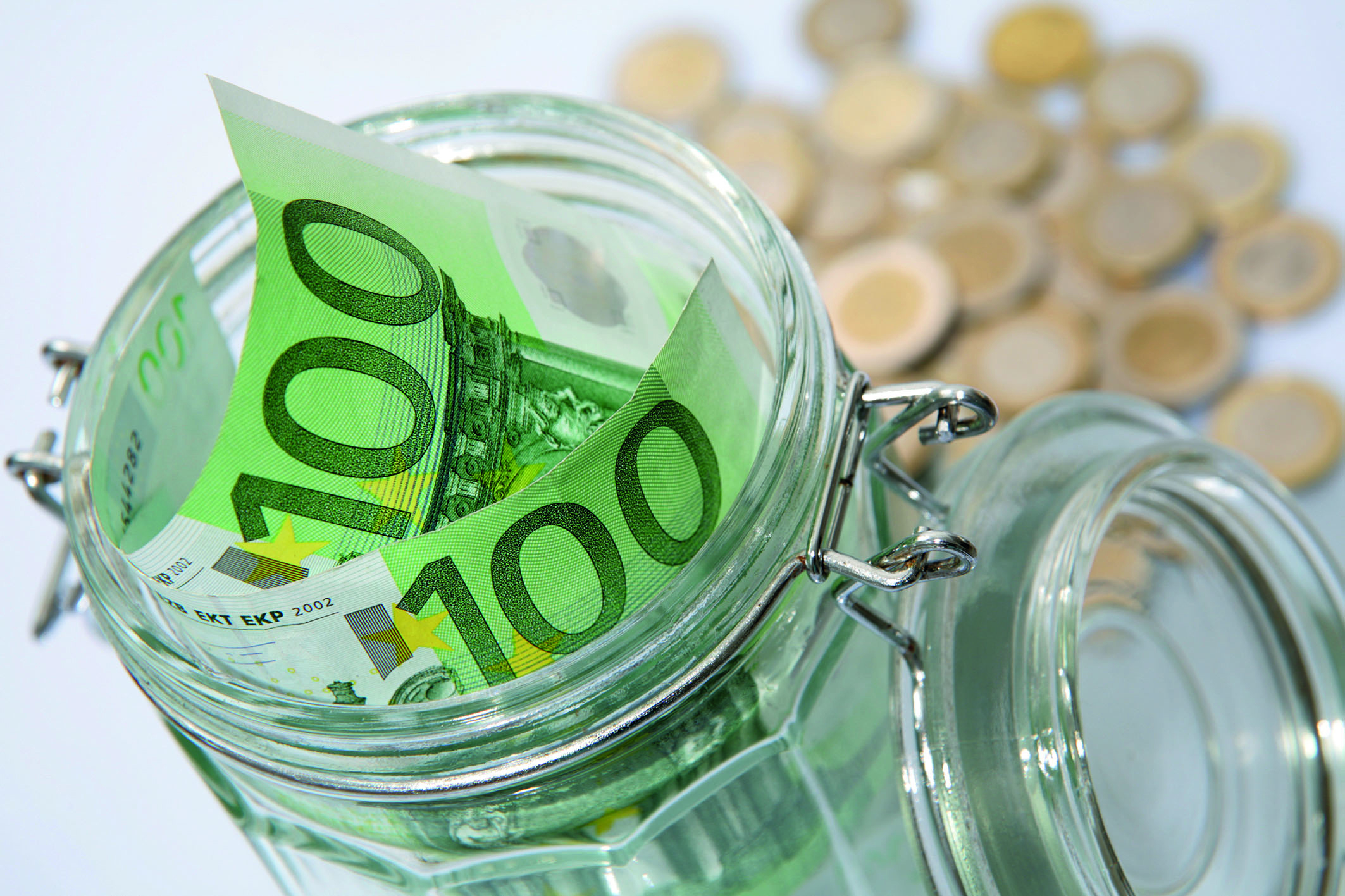 iwo-pressefoto_geld_print Zwei Hundert-Euro-Scheine stecken in einem Einmachglas. Dahinter liegt Münzgeld.