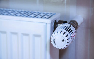 Heizkörperthermostat an einer Heizung.