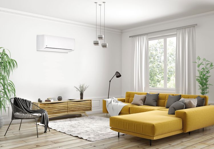 Eine Klimanalage hängt in einem Wohnzimmer.