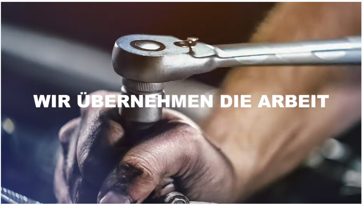 screenshot_fachverband Eine Ölverschmierte Hand betätigt ein Scharnier.