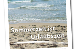 Polaroid mit Blick aufs Meer und Sandstrand.