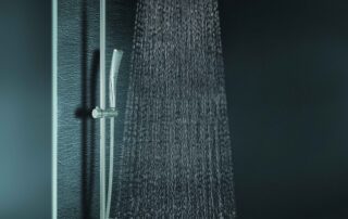 Eine Regendusche in einem Badezimmer.