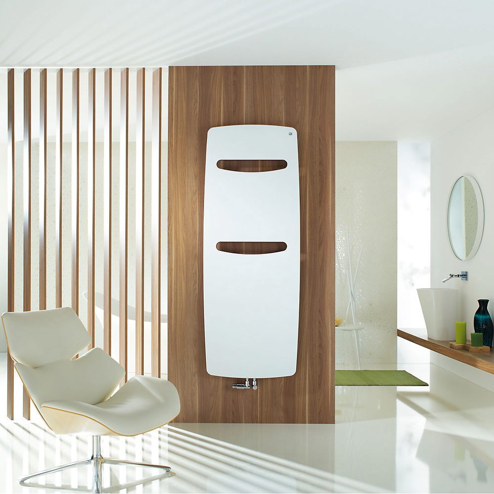 zehnder_systems_badheizkoerper-vitalo-spa-elektroanschluss-bildgross2-923887 Eine Heizwand hängt in einem Raum.